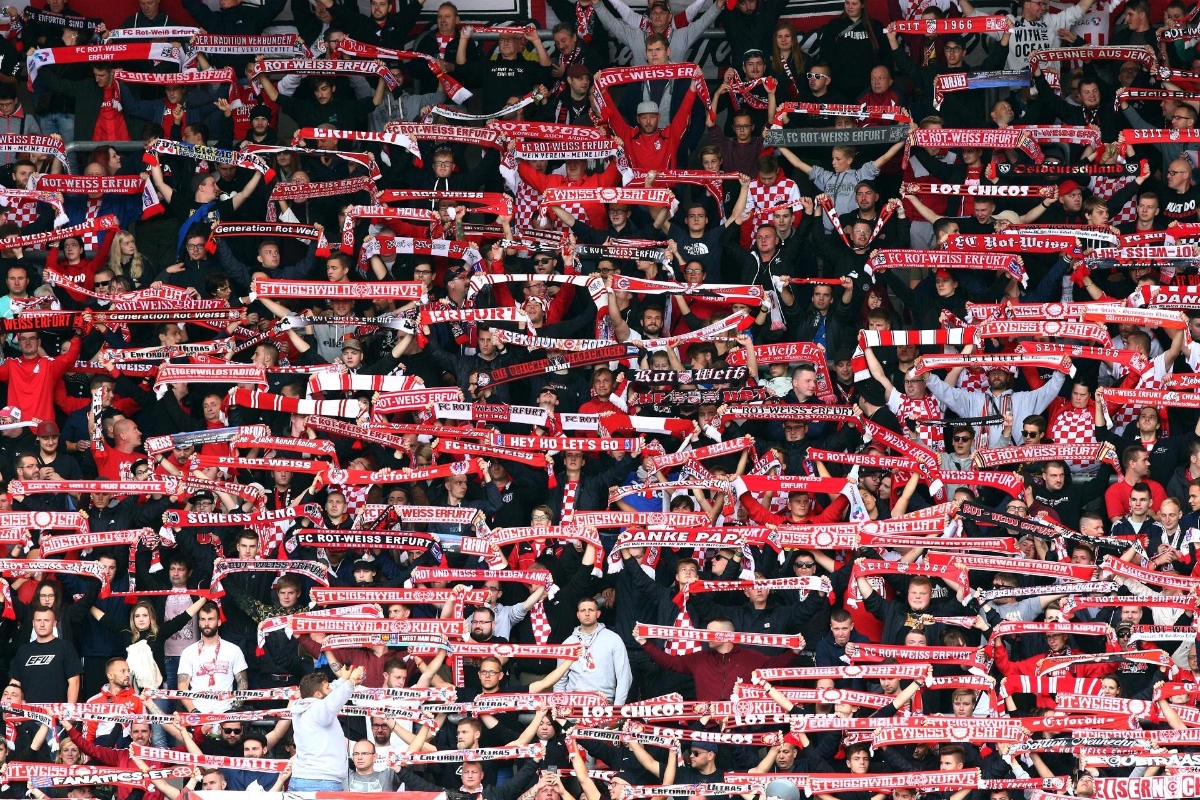 Die Fans des FC Rot-Weiß Erfurt unterstützen ihren Verein mit großer Leidenschaft - wie hier beim Spiel gegen BSG Chemie Leipzig im September 2019. Foto: Frank Steinhorst